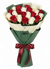Букет Микс из красных и белых роз в Савинской