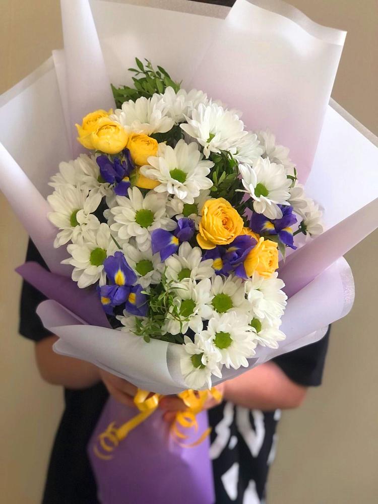 Букет цветов из: Ирисы, Хризантемы и Розы в Савинской