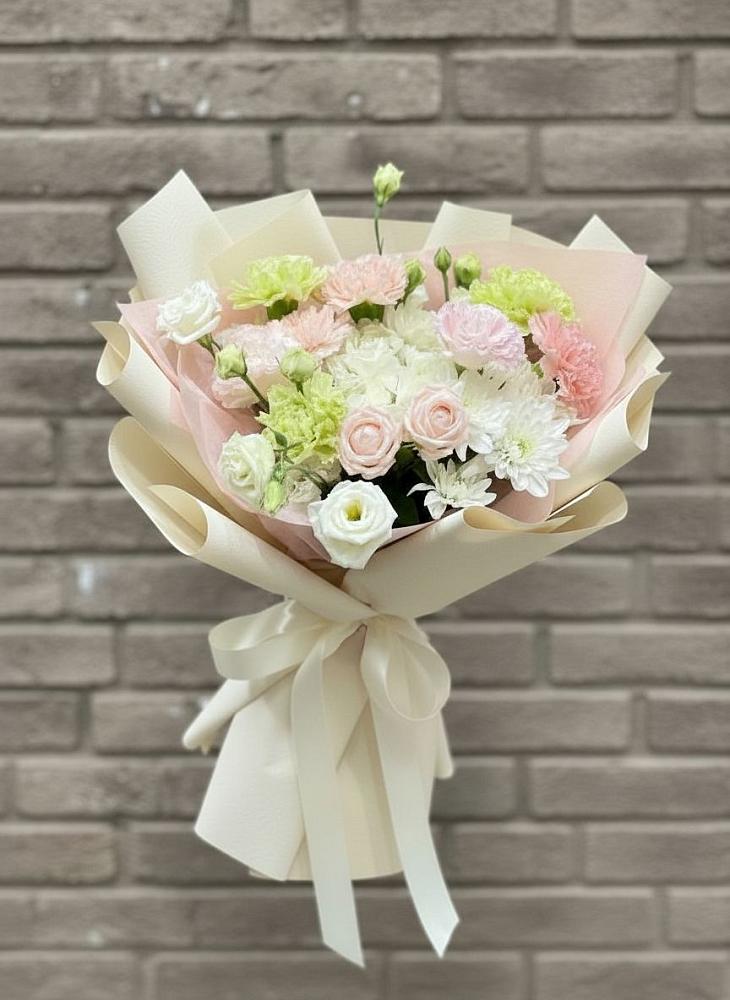 Букет цветов из: Гвоздики, Розы, Лизиантусы и Хризантемы в Савинской