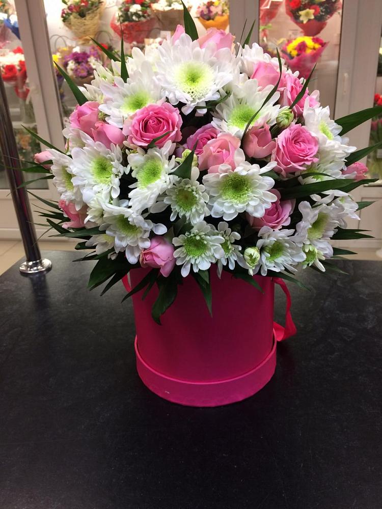 Цветочная композиция из Розы и Хризантемы в шляпной коробке в Савинской