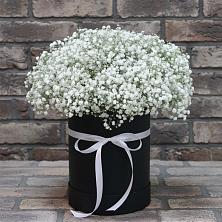 Цветочная композиция из Гипсофила в шляпной коробке в Савинской