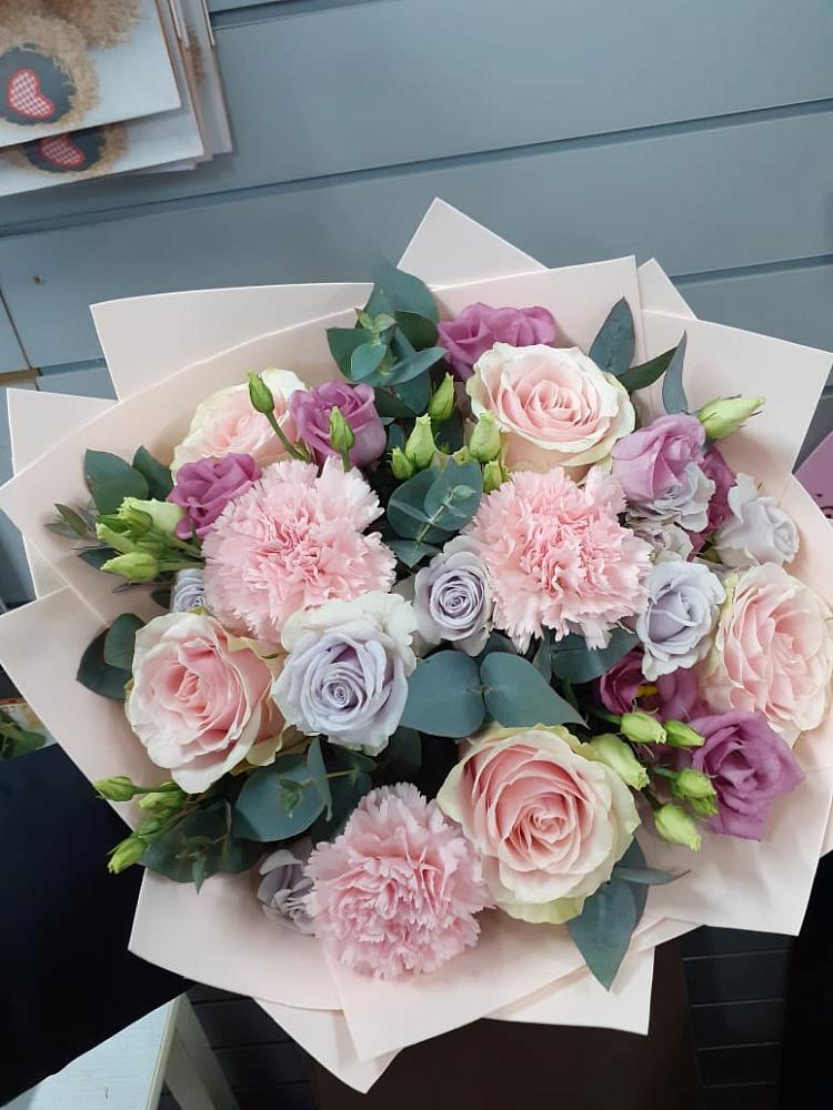 Букет цветов из: Розы, Гвоздики и Лизиантусы в Савинской