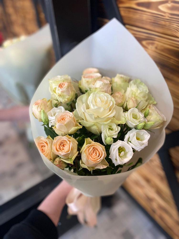 Букет цветов из: Розы и Лизиантусы в Савинской